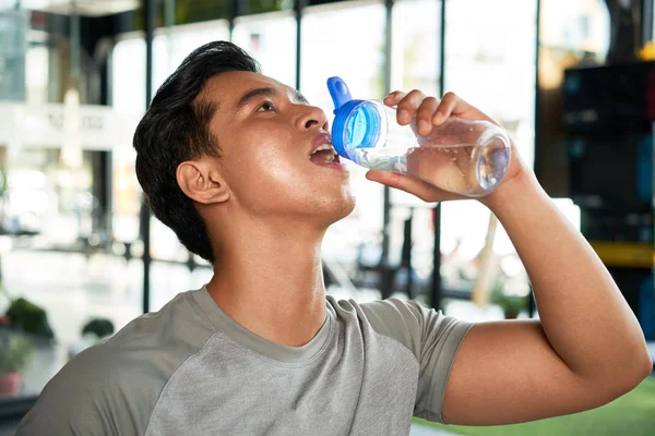 Susuz Genç Asyalı Sporcu Spor Salonunda Egzersiz Sonra Içme Suyu — Stok fotoğraf