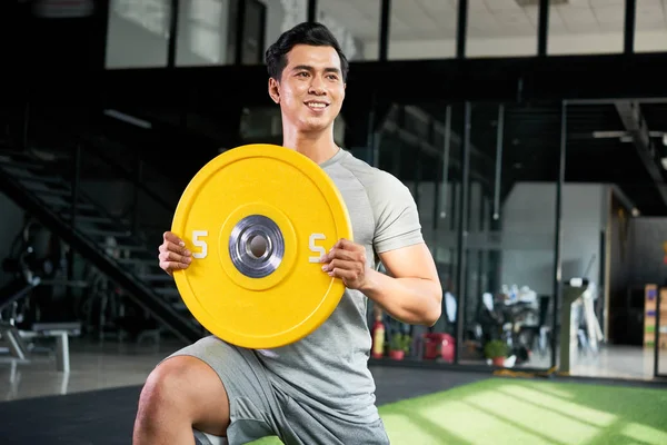 Portrét Veselého Mladého Asijského Muže Cvičeních Těžkou Váhou — Stock fotografie