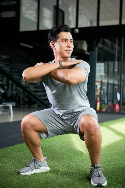 Sportieve Jonge Vietnamese Man Glimlachend Bij Het Doen Squats Sportschool — Stockfoto