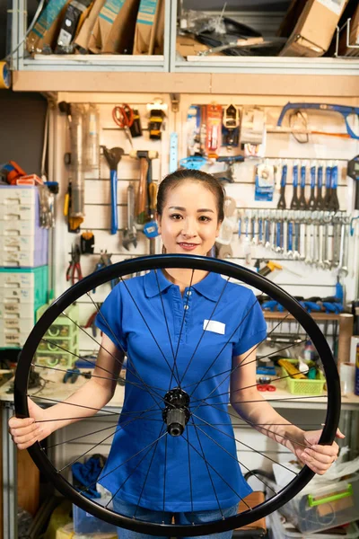 Ritratto Commessa Asiatica Che Tiene Una Grande Ruota Dalla Bicicletta — Foto Stock