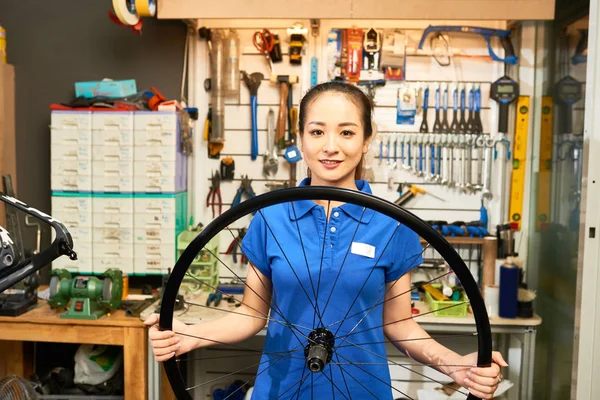 Портрет Азиатской Молодой Женщины Стоящей Держащей Колесо Велосипеда Собирается Отремонтировать — стоковое фото