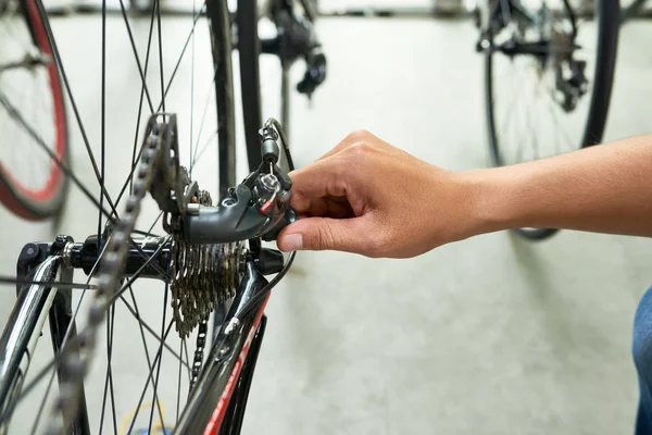 자전거를 자전거를 튜닝하거나 가게에서 새로운 검사하기 남자의 클로즈업 — 스톡 사진