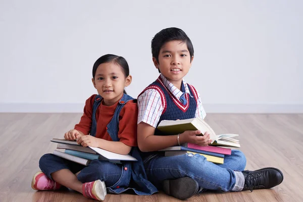 Портрет Азиатских Школьников Сидящих Полу Книгами Улыбающихся Камеру — стоковое фото
