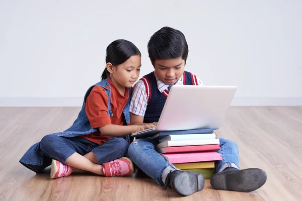 Crianças Sentadas Chão Juntamente Com Livros Digitando Laptop Eles Estudam — Fotografia de Stock