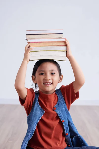 Retrato Menina Asiática Segurando Livros Sobre Cabeça Sorrindo Para Câmera — Fotografia de Stock