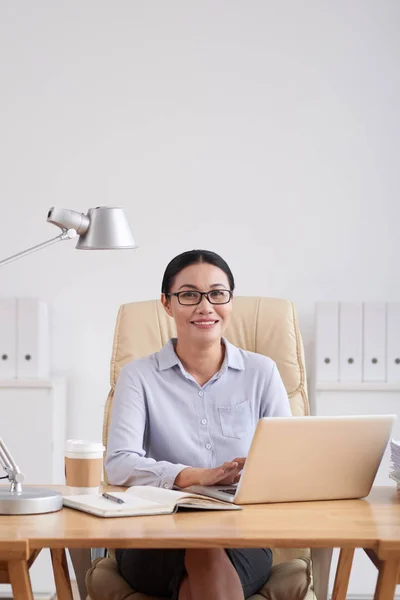 Retrato Mulher Negócios Asiática Sorridente Óculos Sentados Seu Local Trabalho — Fotografia de Stock