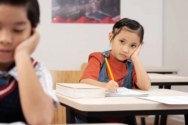 Niña Sentada Escritorio Haciendo Papeleo Toma Notas Cuaderno Mira Compañera — Foto de Stock