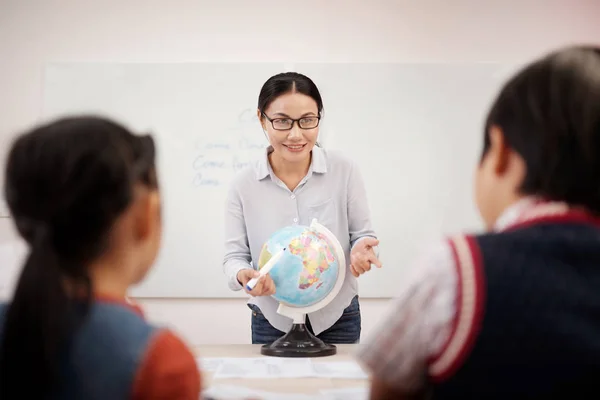 Lächelnder Asiatischer Lehrer Der Auf Den Kontinent Auf Der Erdkugel — Stockfoto