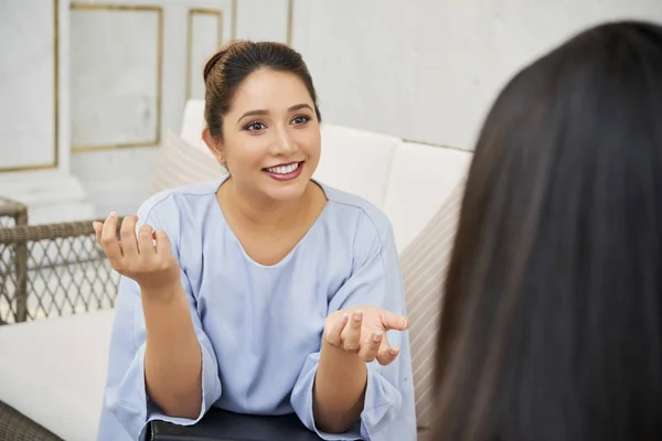 Sorridente Donna Affari Matura Seduta Sul Divano Una Consulenza Aziendale — Foto Stock