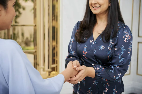 Lächelnde Reife Geschäftsfrauen Stehen Und Schütteln Hände — Stockfoto