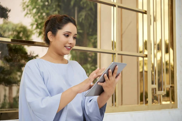 Elegante Büroangestellte Die Mit Tablet Büro Steht Und Online Kommuniziert — Stockfoto