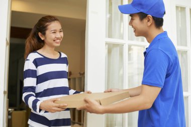 Pretty genç Vietnamlı kadın o platform teslim yoluyla sipariş sıcak pizza almak için mutlu