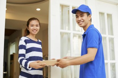 Mutlu Vietnamlı teslimat adam ve müşteri pizza kutusu tutan ve kamera bakarak