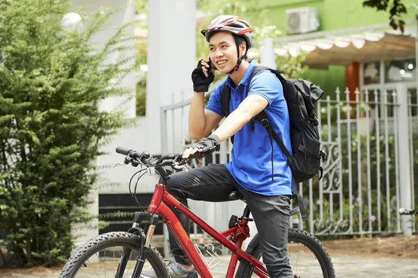 Feliz Joven Vietnamita Hombre Con Mochila Sentado Bicicleta Hablando Por — Foto de Stock