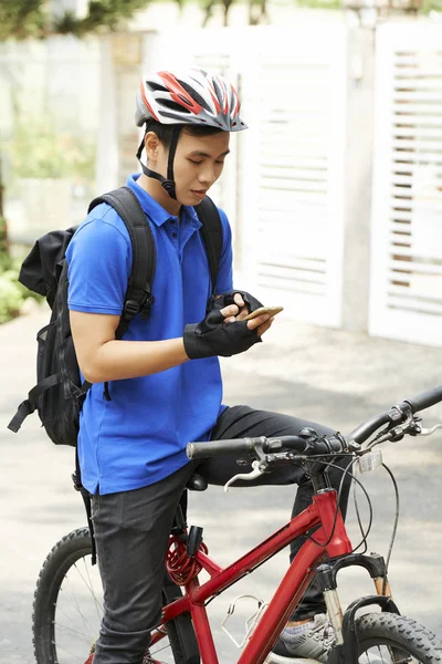 Joven Asiático Repartidor Casco Lectura Mensaje Teléfono —  Fotos de Stock