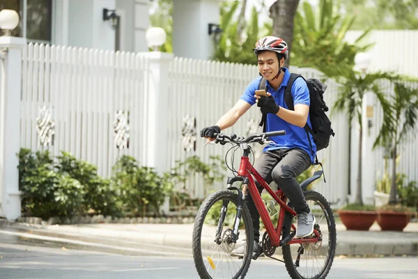 Sorrindo Asiático Trabalhador Entrega Alimentos Com Grande Mochila Andar Bicicleta — Fotografia de Stock