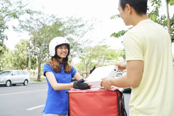 Alegre Bonita Joven Asiática Mujer Casco Entrega Pizza Pequeña Joven —  Fotos de Stock