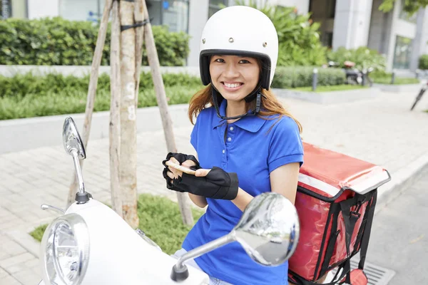 스쿠터에 스마트 프로그램을 주소를 베트남어 택배의 초상화 — 스톡 사진