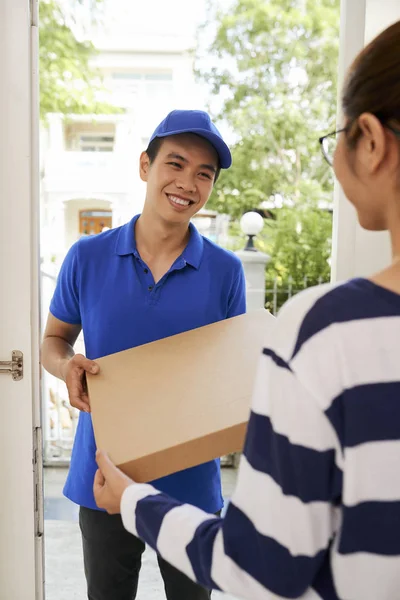 Knappe Vietnamese Koerier Geeft Pizza Box Aan Vrouwelijke Klant — Stockfoto