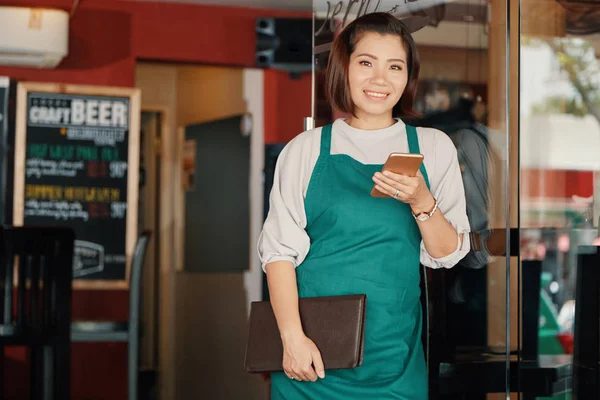 Retrato Proprietário Bar Muito Jovem Com Smartphone Menu — Fotografia de Stock