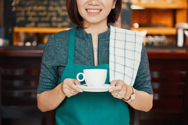 Abgeschnittenes Bild Einer Gastfreundlich Lächelnden Kellnerin Die Eine Tasse Kaffee — Stockfoto