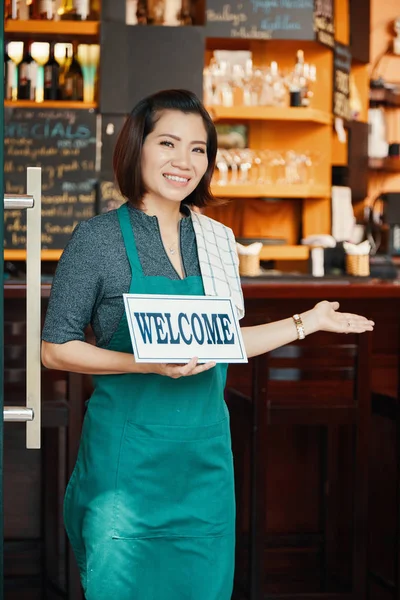 Kellemes Mosolygó Ázsiai Pincérnő Várja Önt Egy Kávézóval Vagy Sörözővel — Stock Fotó
