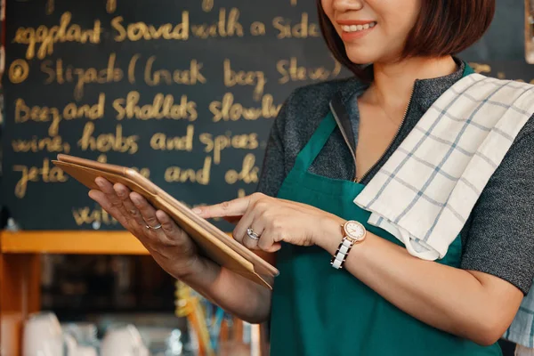 Lächelnder Vietnamesischer Kneipenbesitzer Nutzt Anwendung Auf Tablet Computer Geschäftsprozesse Steuern — Stockfoto