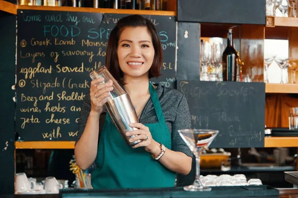 Glücklich Ziemlich Vietnamesischen Barkeeper Mit Shaker Bei Der Herstellung Köstlicher — Stockfoto