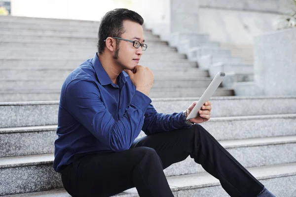 Pensativo Joven Empresario Asiático Sentado Los Pasos Lectura Interesante Artículo — Foto de Stock