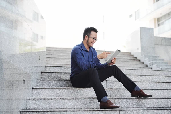 Gelukkig Lachende Vietnamese Zakenman Zittend Stappen Met Digitale Tablet Handen — Stockfoto