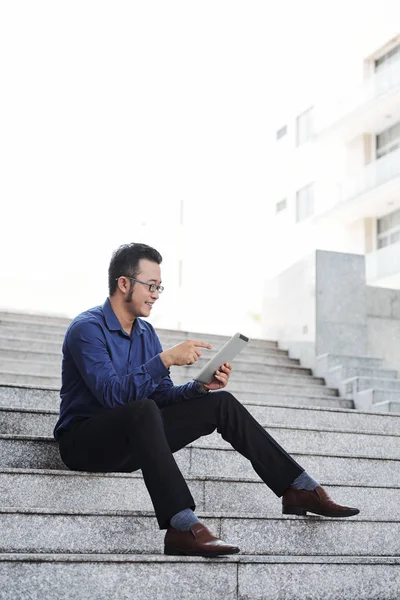 Jovem Empreendedor Bonito Positivo Usando Aplicativo Tablet Digital Quando Descansando — Fotografia de Stock