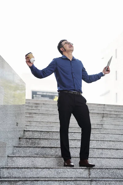 Emotionell Upphetsad Ung Asiatisk Entreprenör Med Kaffekopp Ena Handen Och — Stockfoto