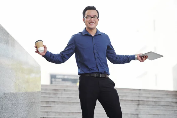 Retrato Feliz Exitoso Joven Empresario Vietnamita Con Taza Café Para — Foto de Stock