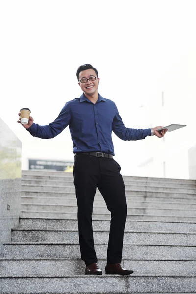 Ganzkörperporträt Eines Glücklichen Asiatischen Jungunternehmers Der Mit Kaffeetasse Und Tablet — Stockfoto