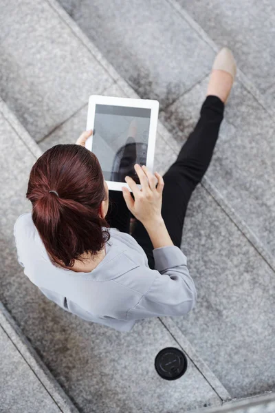Estudante Sexo Feminino Sentado Escada Usando Aplicativo Computador Tablet Vista — Fotografia de Stock