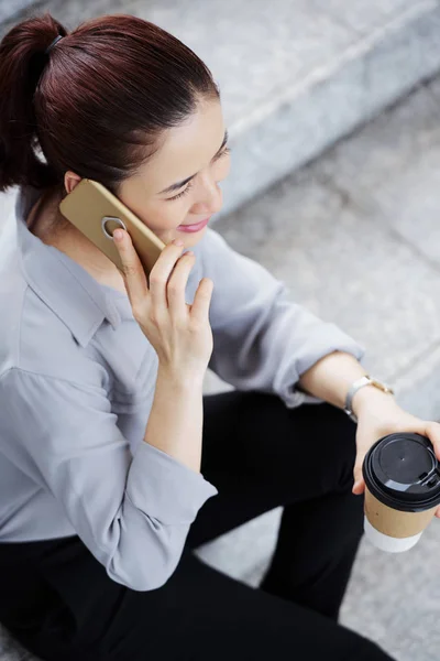 Lächelnde Junge Asiatische Geschäftsfrau Sitzt Mit Einer Tasse Kaffee Zum — Stockfoto