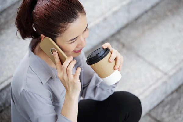 Joven Empresario Vietnamita Bastante Positivo Hablando Por Teléfono — Foto de Stock