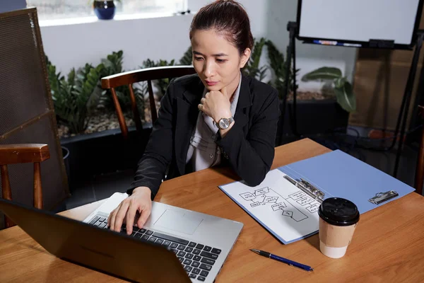 Pensiva Mulher Negócios Vietnamita Trabalhando Plano Desenvolvimento Empresa — Fotografia de Stock