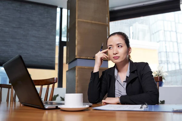 Retrato Empresária Feminina Pensativa Sentada Mesa Escritório Com Laptop Xícara — Fotografia de Stock