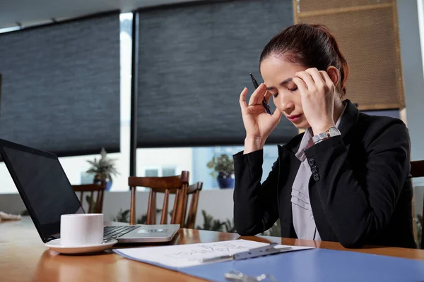 Stressed Jovem Mulher Negócios Asiática Tentando Concentrar Trabalho — Fotografia de Stock