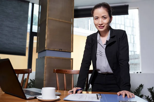 Selbstbewusst Lächelnde Junge Vietnamesische Geschäftsfrau Lehnt Auf Dem Tisch Und — Stockfoto