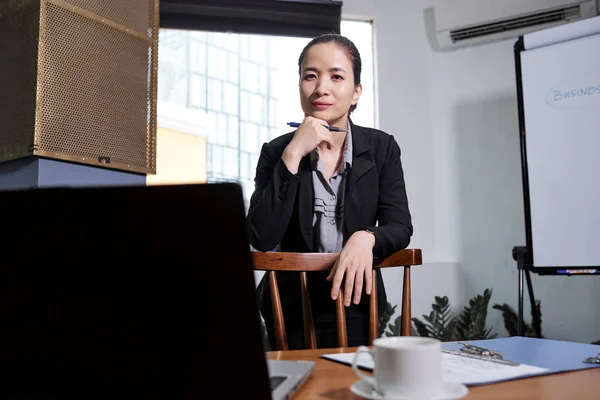 Bastante Vietnamita Mujer Negocios Pie Mesa Oficina Sonriendo Cámara —  Fotos de Stock