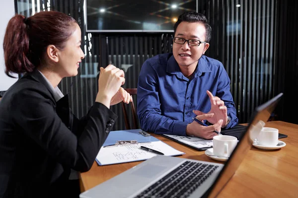 Dirigenti Economici Asiatici Discutono Nuovo Progetto Alla Riunione Quotidiana — Foto Stock