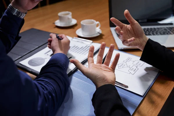 Händerna Entreprenörer Som Diskuterar Rapporter Och Forskningsresultat Vid Mötet — Stockfoto
