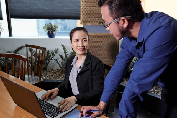 Uśmiechnięta Azjatycka Kobieta Interesu Pracy Laptopie Patrząc Rozmawia Kolega — Zdjęcie stockowe