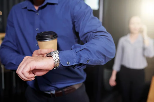 Zakenman Met Kopje Take Away Koffie Controletijd Zijn Polshorloge — Stockfoto