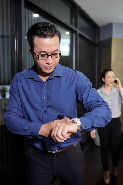 Joven Empresario Vietnamita Gafas Control Tiempo Reloj Después Reunión — Foto de Stock