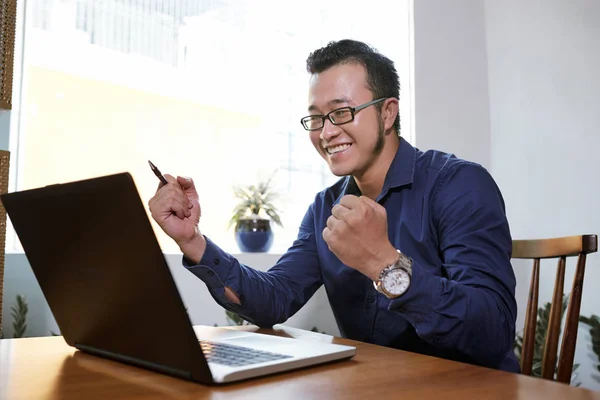 Glücklicher Asiatischer Geschäftsmann Mit Brille Der Mails Mit Guten Nachrichten — Stockfoto
