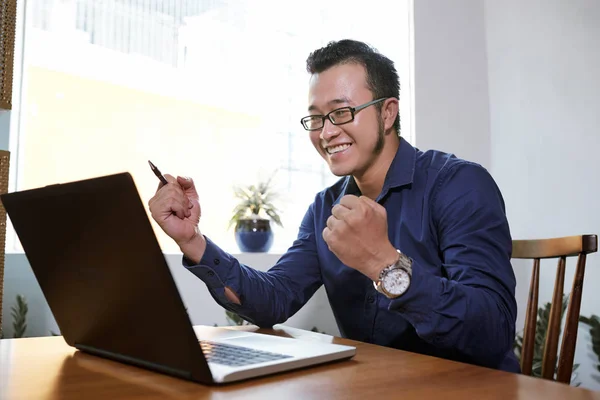 Uomo Affari Asiatico Felice Occhiali Che Legge Posta Elettronica Con — Foto Stock