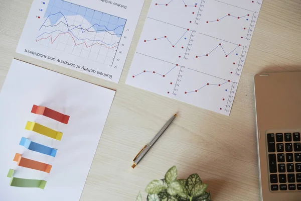 Verschiedene Diagramme Und Diagramme Auf Der Tabelle Des Finanzanalysten Ansicht — Stockfoto